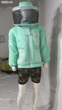 Laden und Abspielen von Videos im Galerie-Viewer, Belüftete dreilagige Netzjacke für Bienenzucht mit rundem Schleier in AQUA
